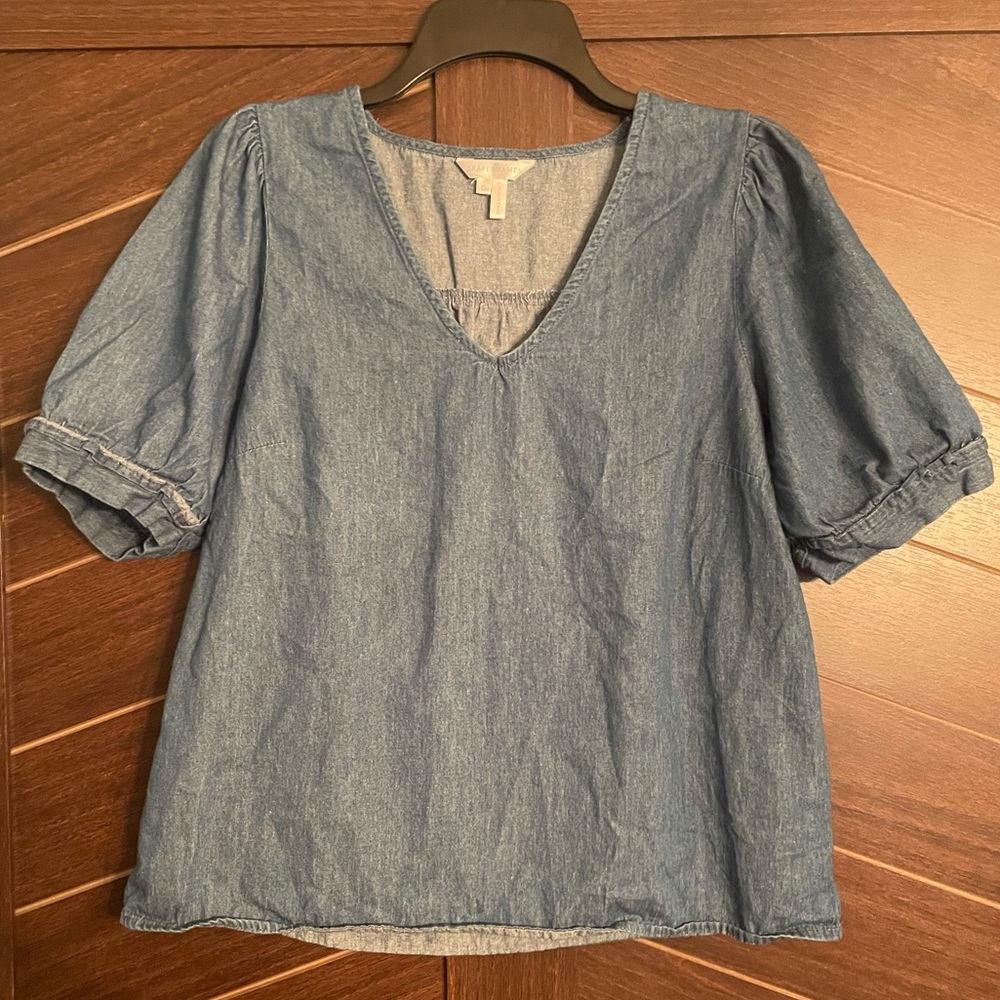 Draper James Heidi V Neck Puff Sleeve Top in Chambray